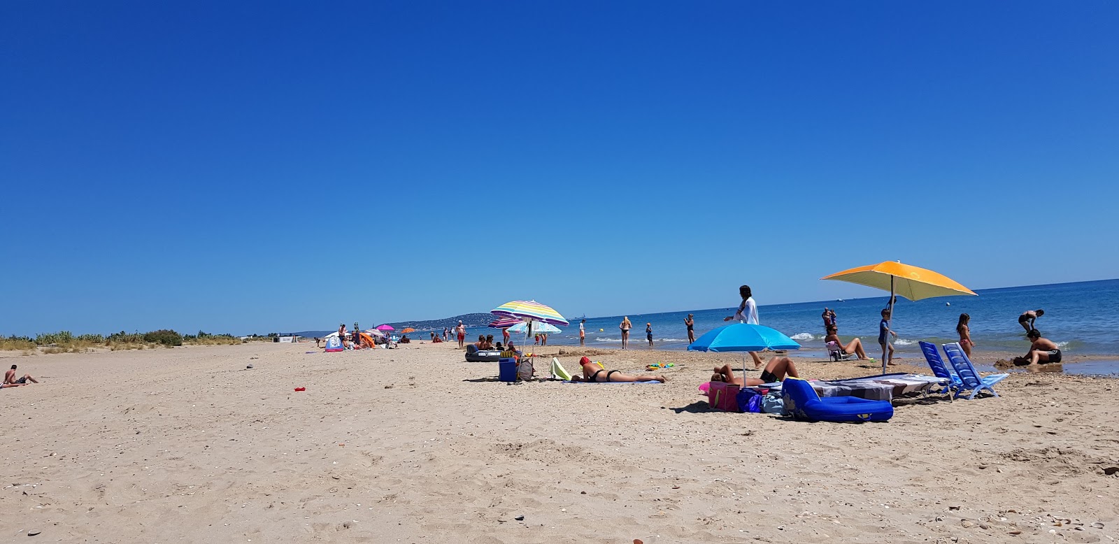 Foto von Castellas beach und die siedlung