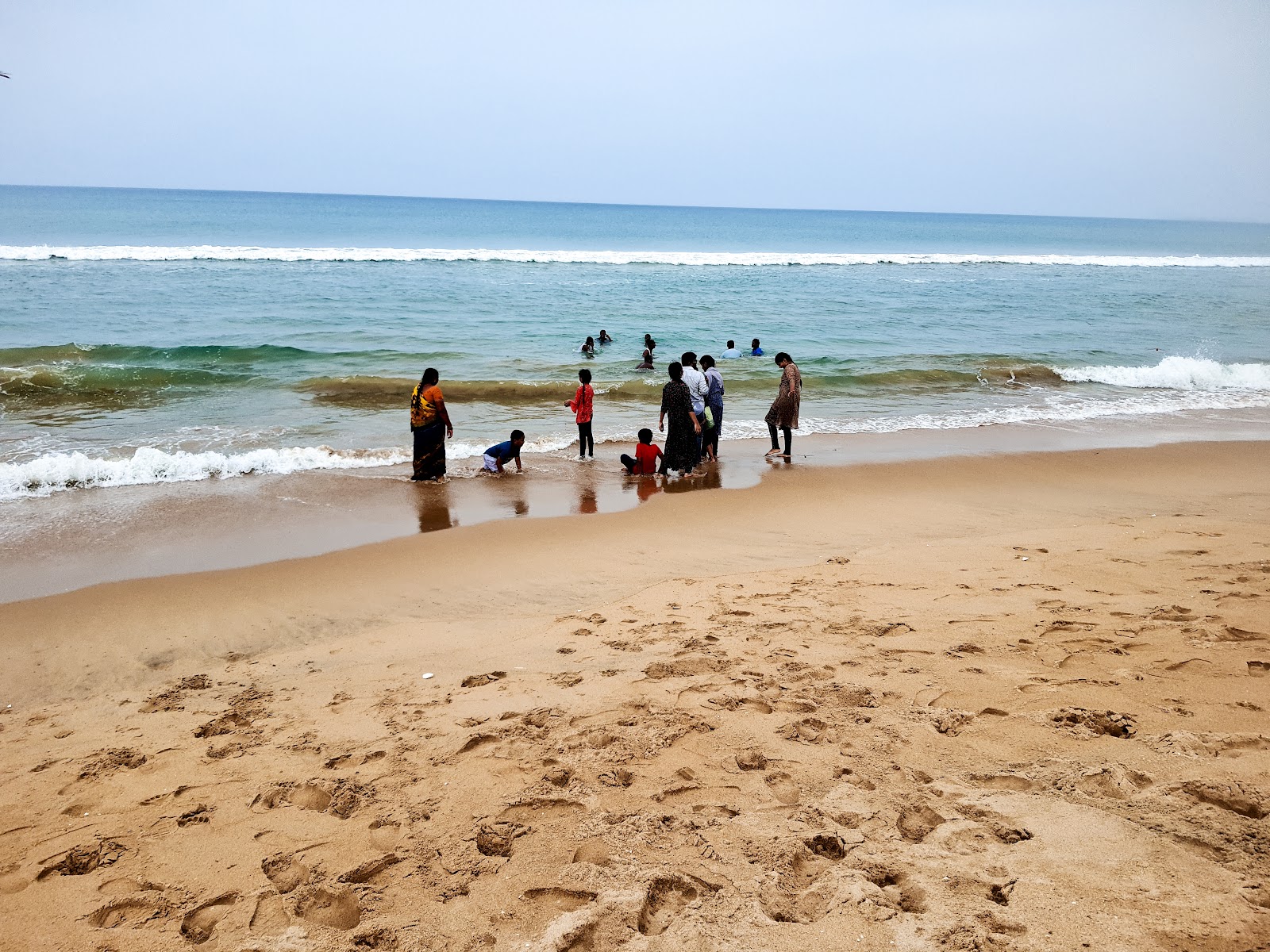 Ramathirdamu Beach的照片 带有碧绿色纯水表面