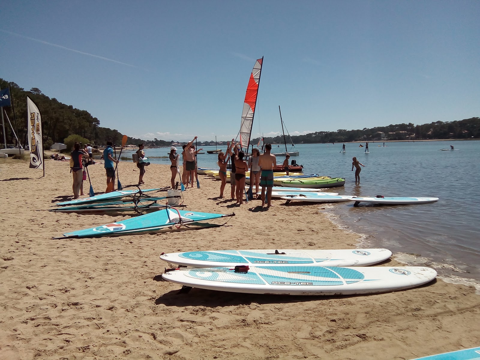 Foto di Plage du Rey con una superficie del acqua verde chiaro