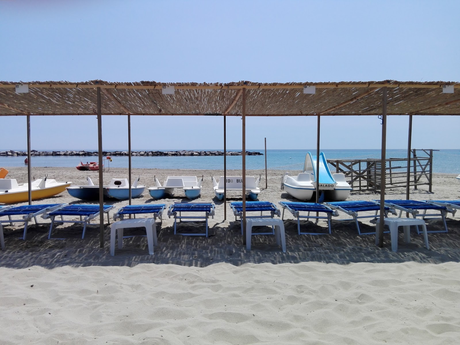 Foto di Spiaggia Arma di Taggia con una superficie del acqua blu