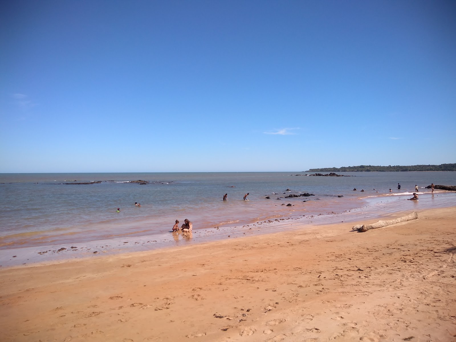 Foto von Kokospalmen Strand mit türkisfarbenes wasser Oberfläche