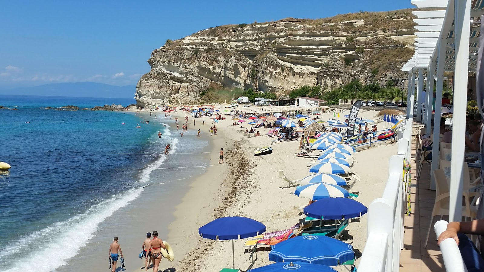 Valokuva Spiaggia di Riaciista. pinnalla kirkas hiekka:n kanssa