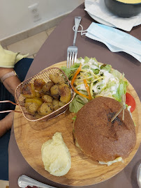 Hamburger végétarien du Restaurant français Hôtel Restaurant Prunières à Peyre en Aubrac - n°2