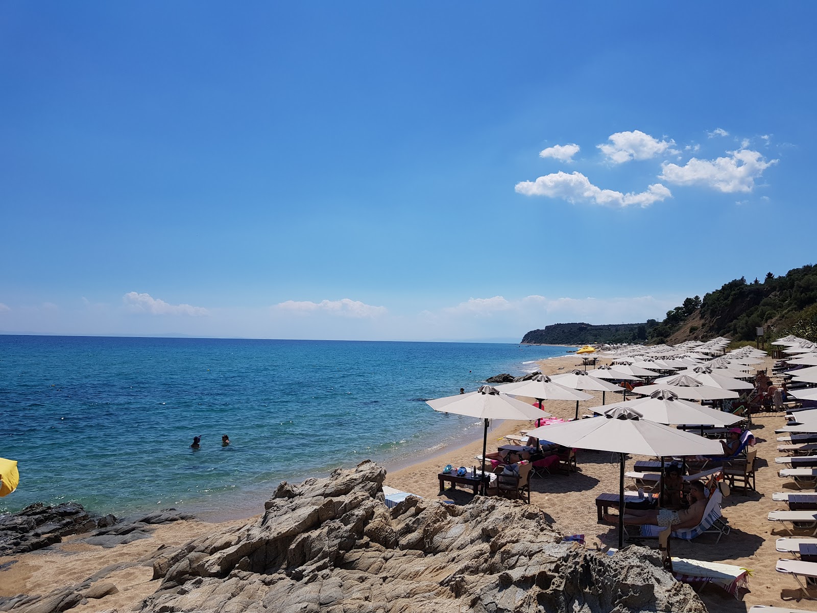 Foto av Sarakina beach med blå rent vatten yta