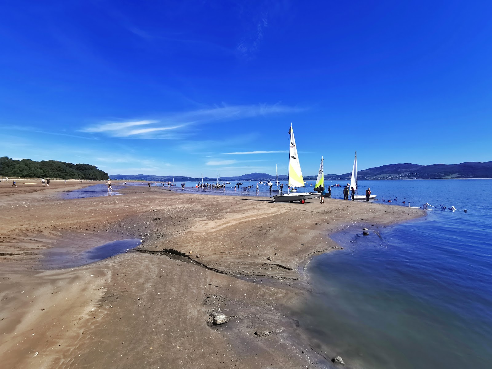 Foto van Rathmullan Beach met helder zand oppervlakte