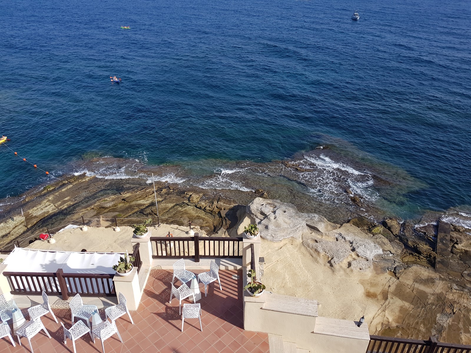 Baia delle Rocce Verdi'in fotoğrafı dağlarla çevrili