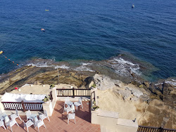 Baia delle Rocce Verdi'in fotoğrafı dağlarla çevrili