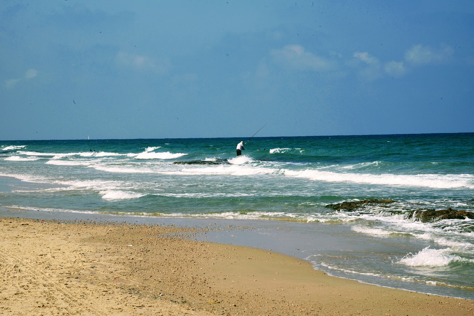 Ga'ash beach'in fotoğrafı parlak kum yüzey ile