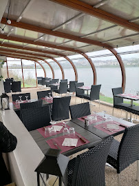 Atmosphère du Restaurant français Les Terrasses de l'Ile à Bannay - n°14