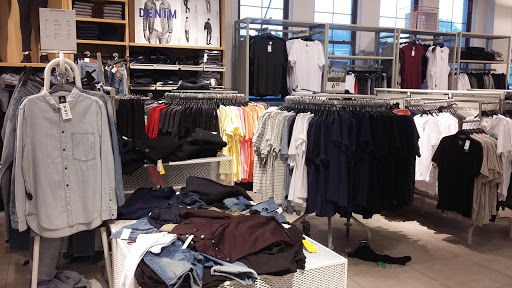 Clothing Store «H&M», reviews and photos, 2 S 69th St, Upper Darby, PA 19082, USA