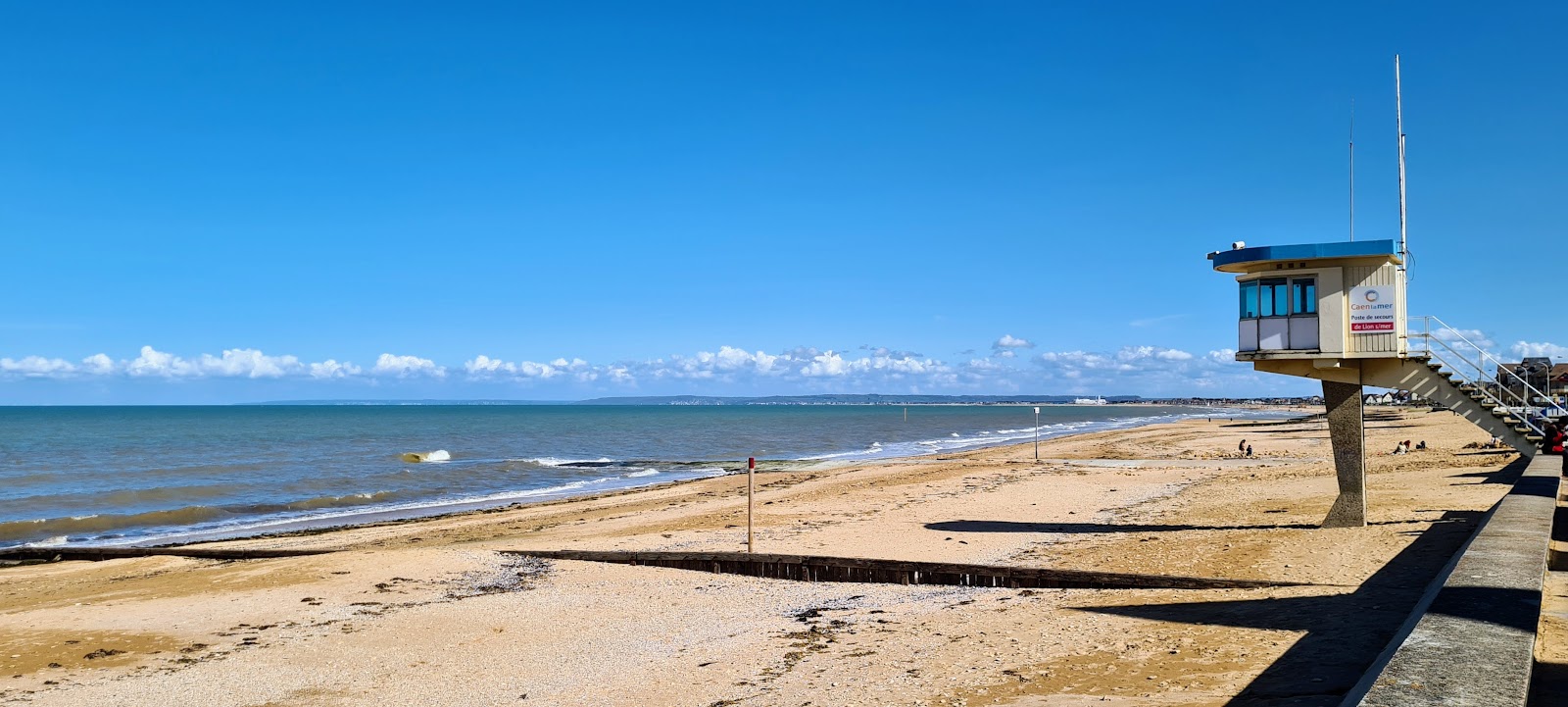 Photo de Lion-sur-Mer Beach avec un niveau de propreté de très propre