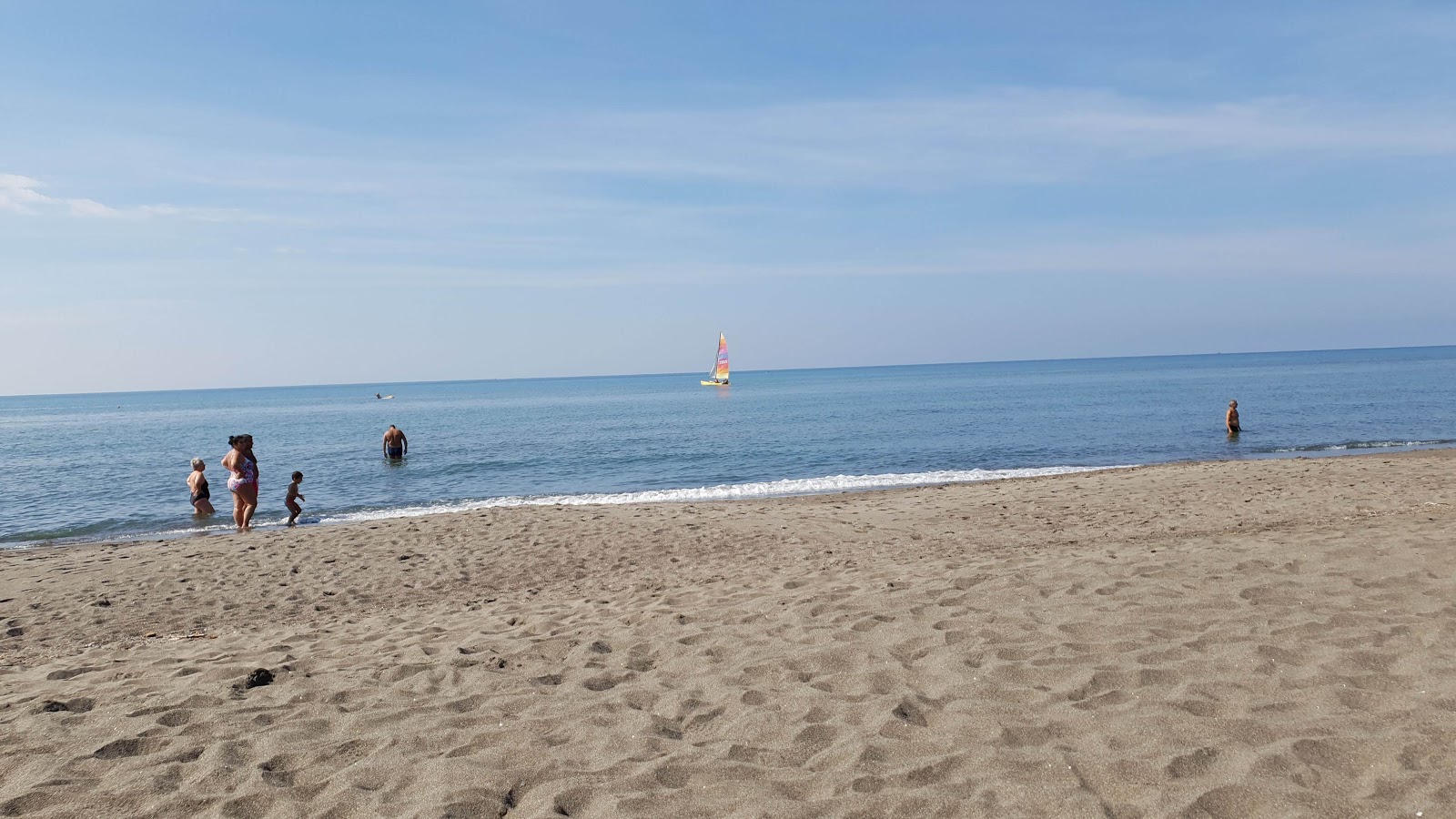 Valokuva Spiaggia di Pescia Romanaista. ja asutus