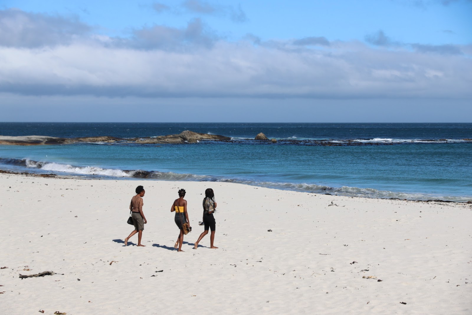 Foto di Camps Bay beach con baia media