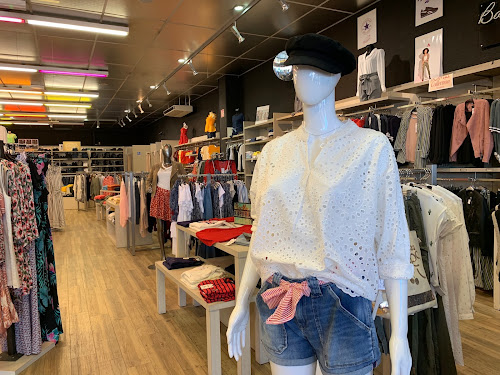 Magasin de vêtements pour femmes White Store Mérignac