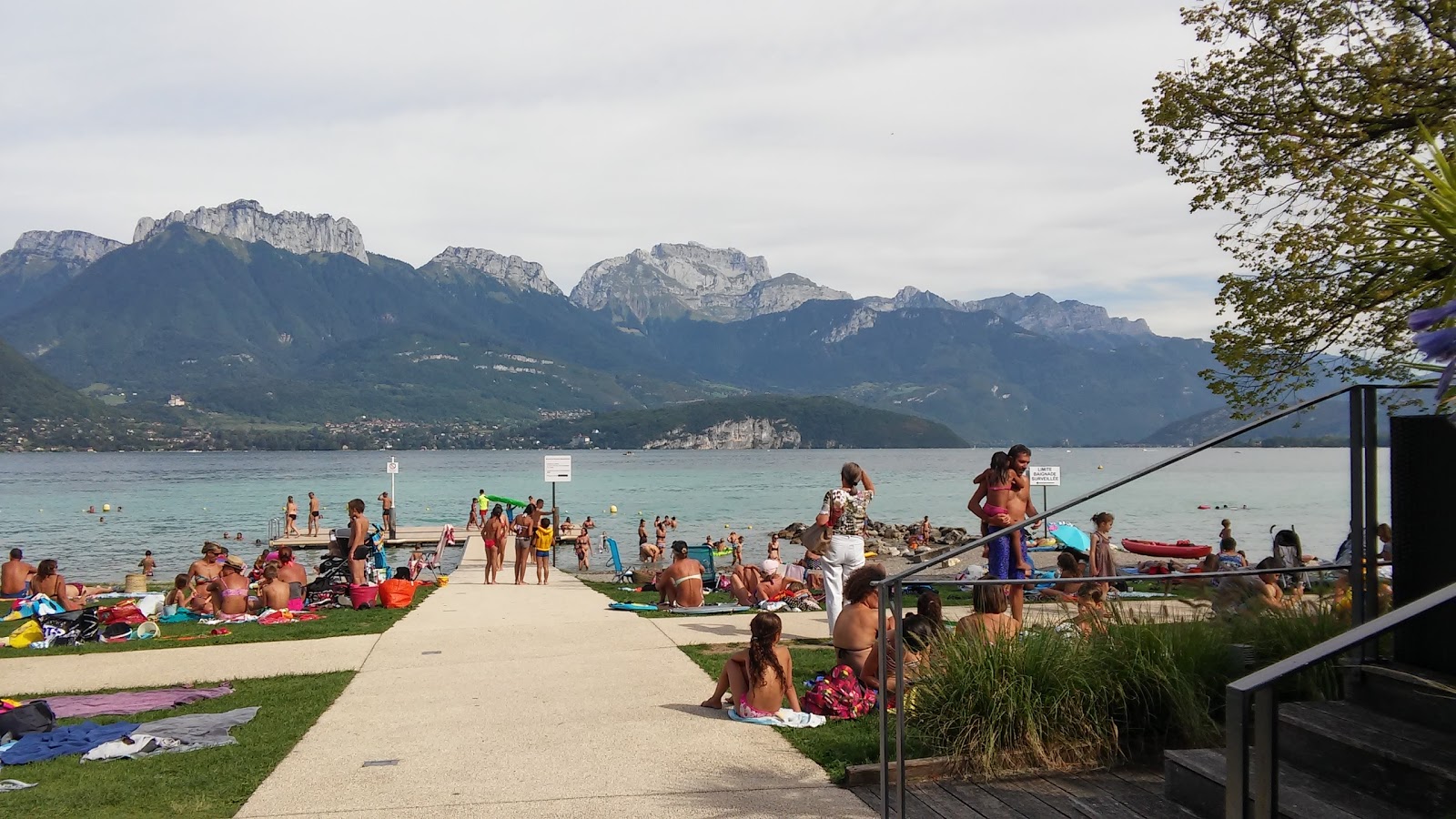 Plage municipale Sevrier'in fotoğrafı uçurumlarla desteklenmiş