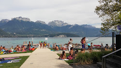 Plage municipale Sevrier'in fotoğrafı uçurumlarla desteklenmiş