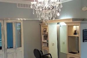 Heads Up Salon image