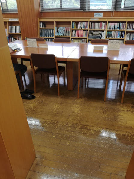 横浜市栄図書館の自習室