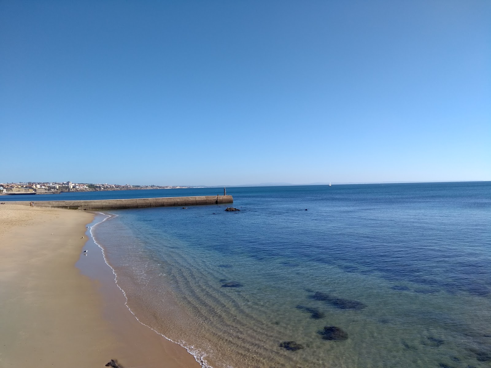 Praia das Moitas'in fotoğrafı geniş plaj ile birlikte