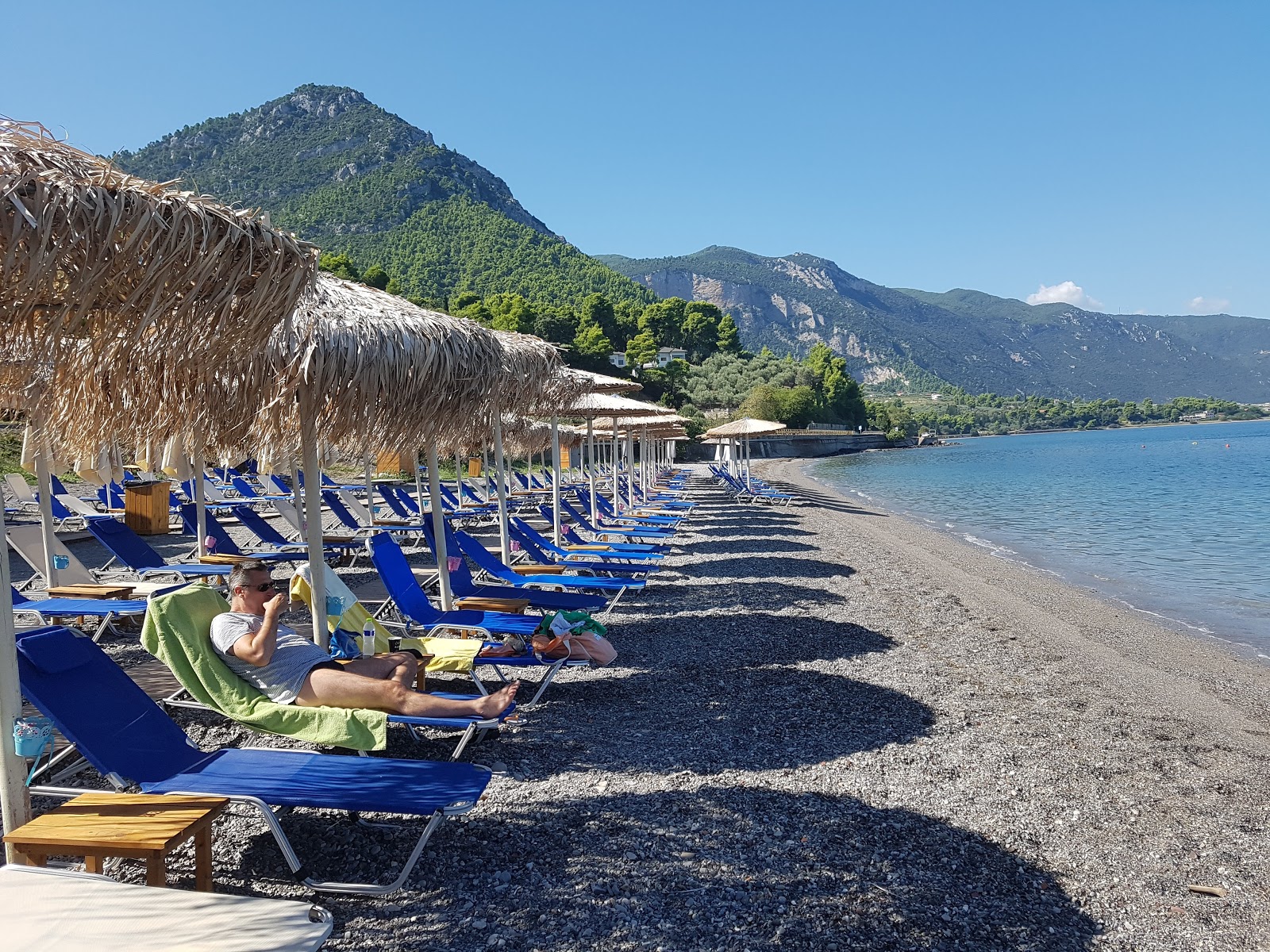 Foto von Asproneri beach II mit kleine, graue kiesel Oberfläche