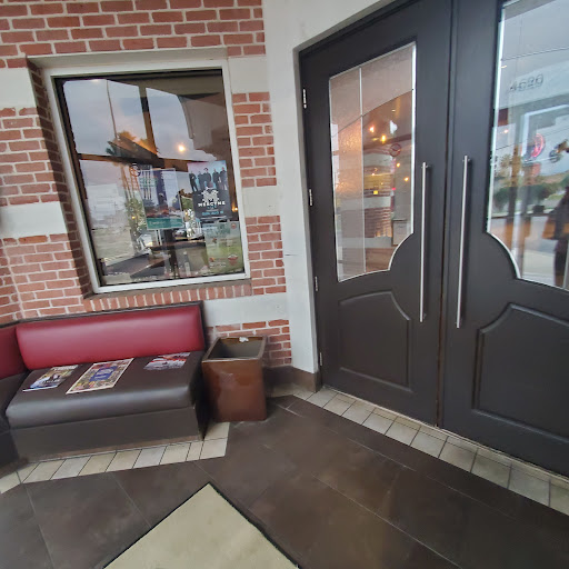 Hamburger Restaurant «Peppers At Uptown», reviews and photos, 4620 N