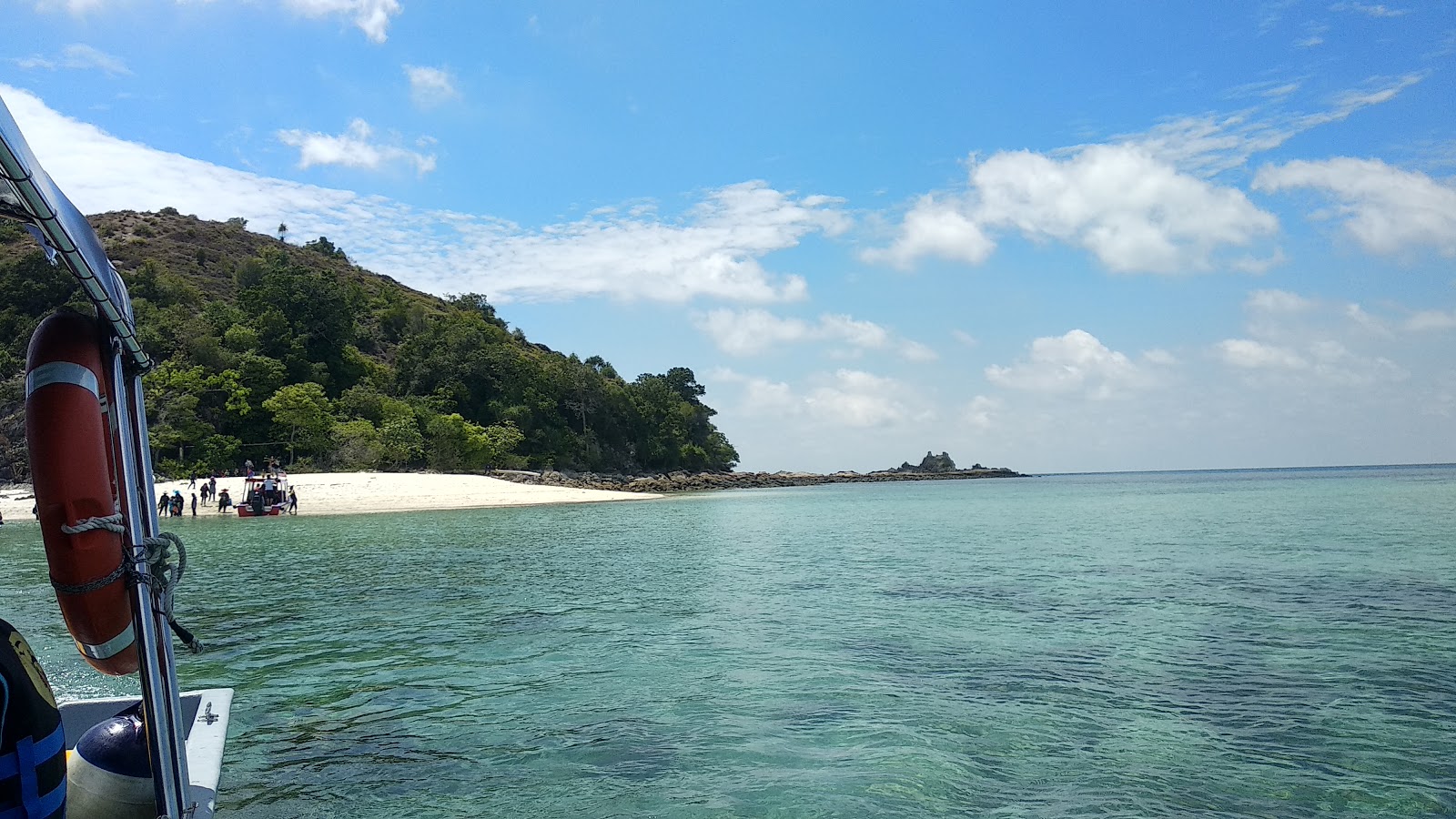 Foto di Pulau Kukus con una superficie del sabbia beige fine