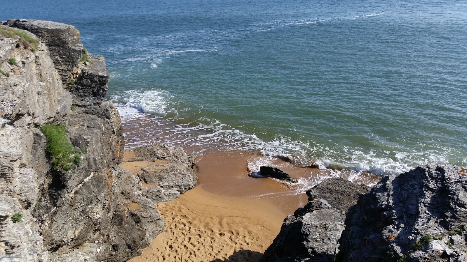 Port aux Goths beach'in fotoğrafı geniş bir kıyı şeridi ile birlikte