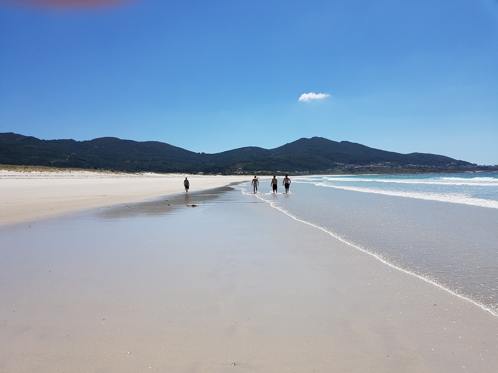 Foto van Carnota Beach met recht en lang