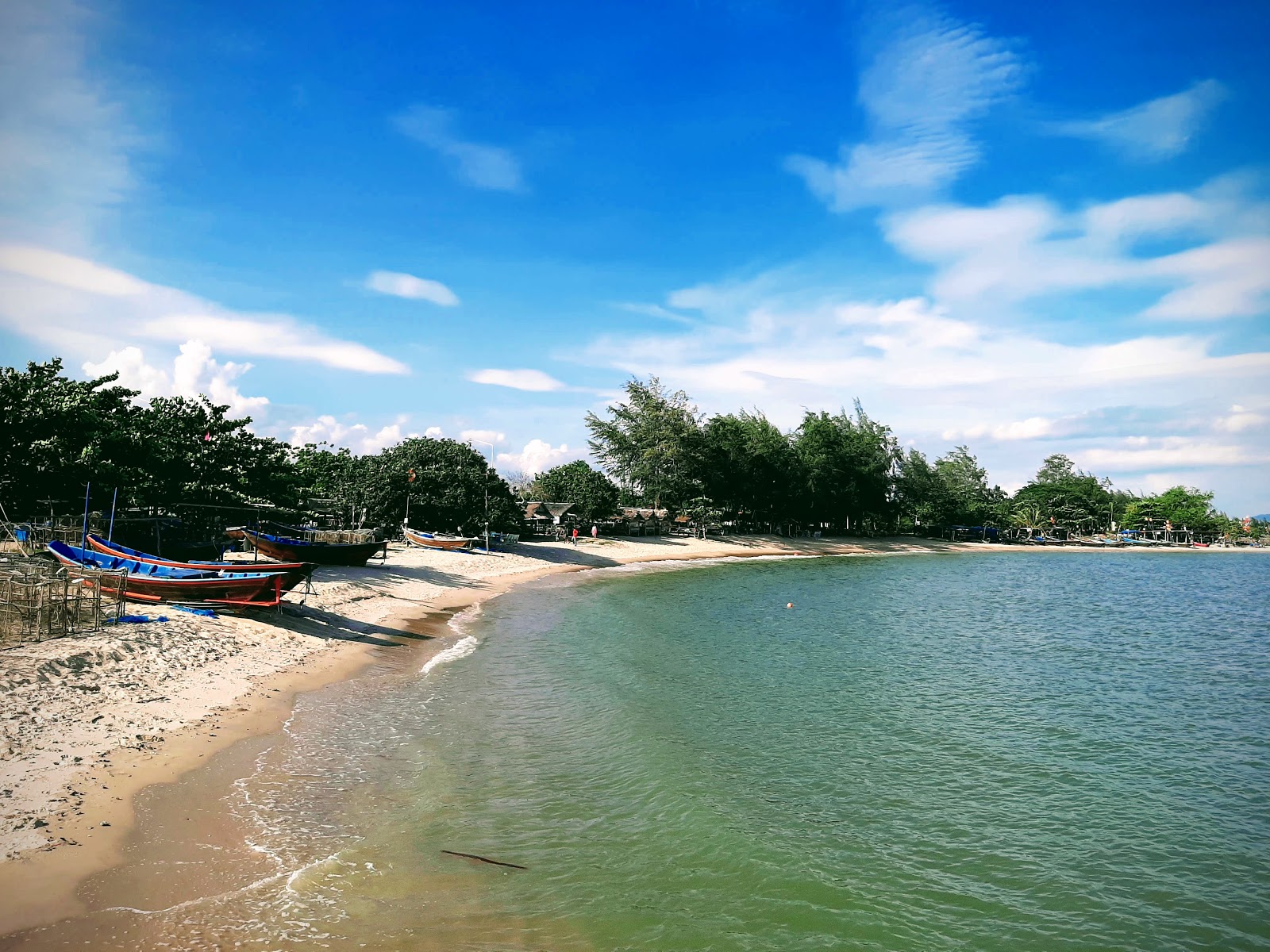 Φωτογραφία του Suchada Beach με μακρά ευθεία ακτή