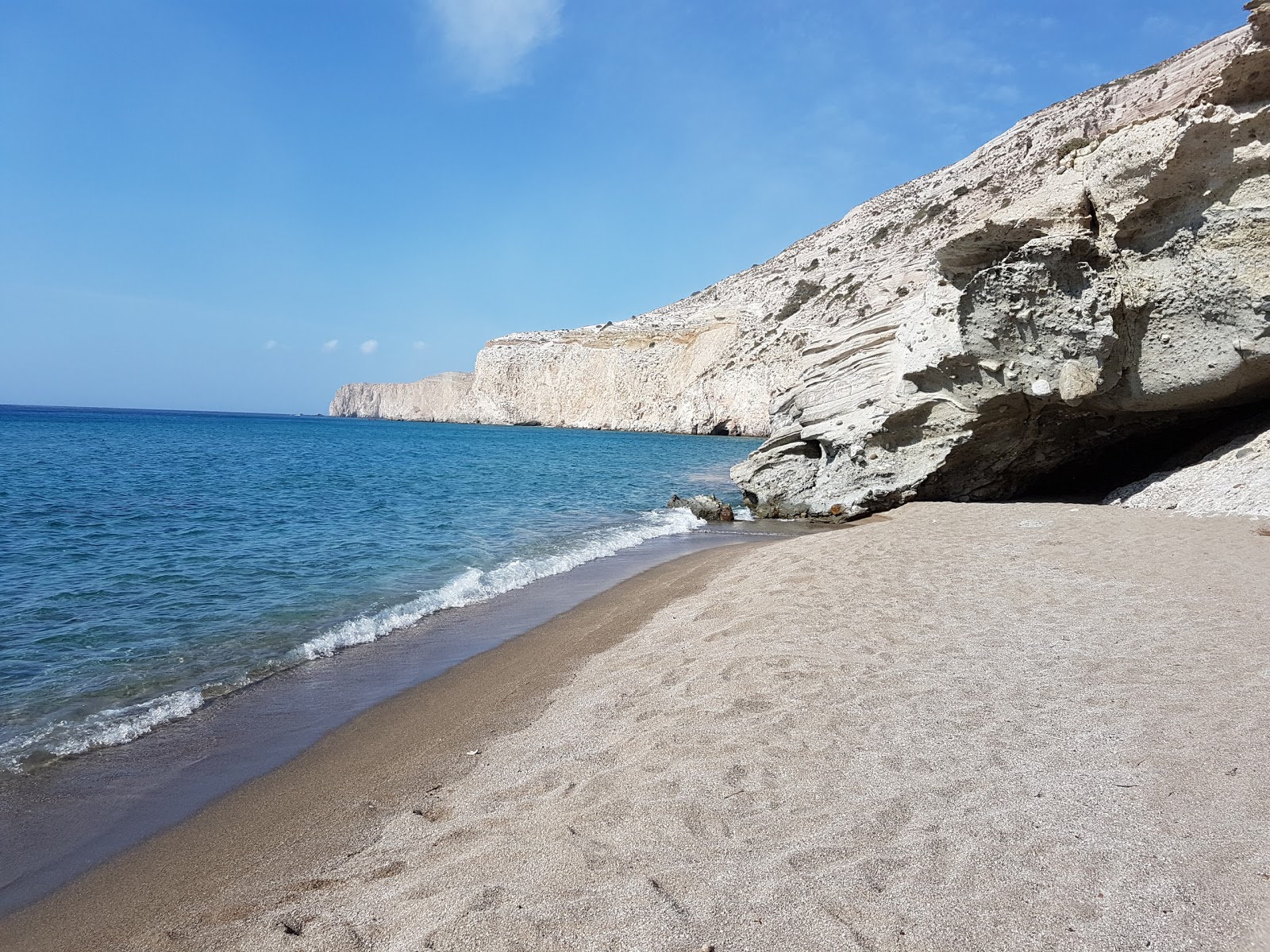 Photo de Plage de Kalamos situé dans une zone naturelle