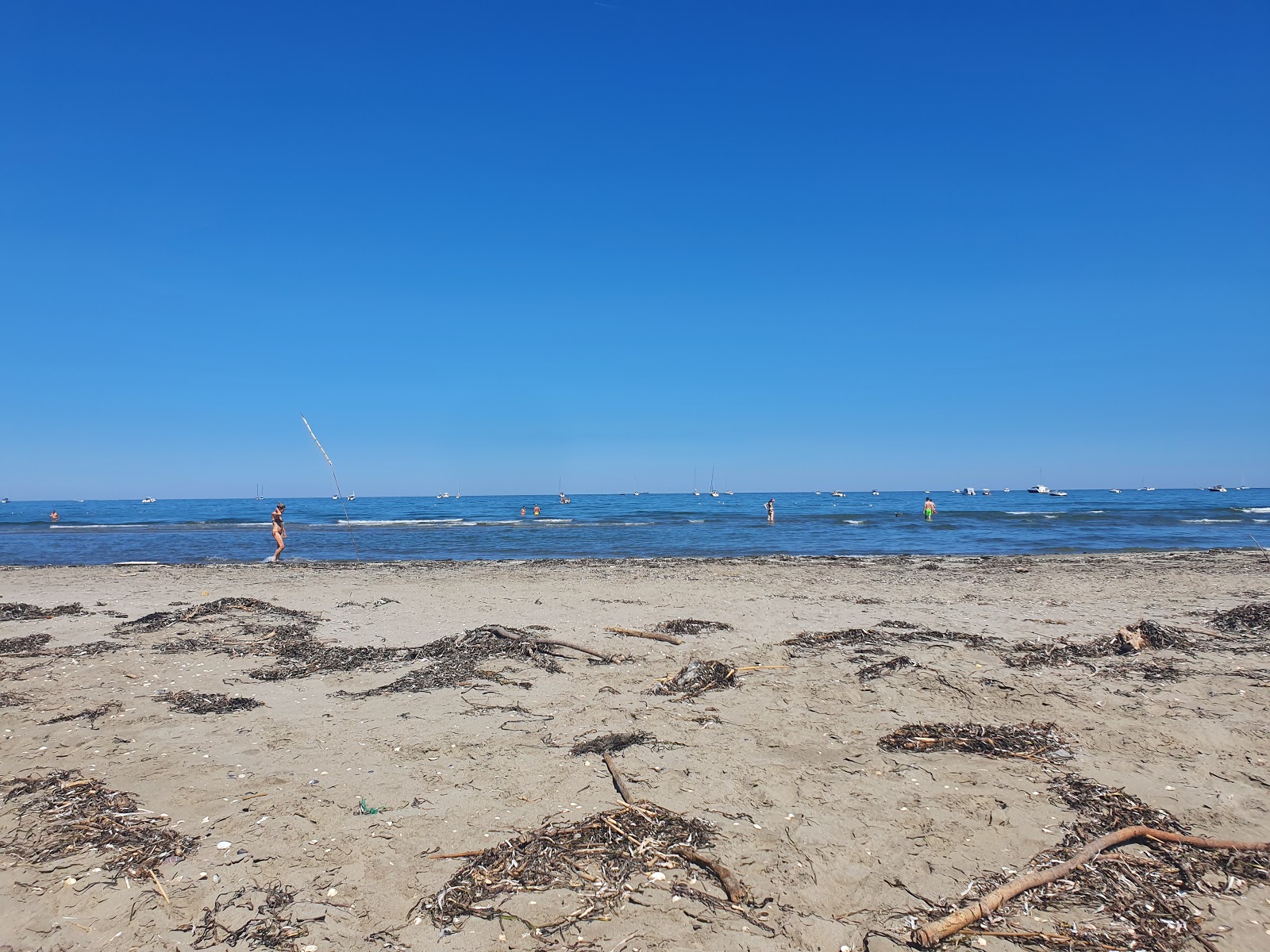 Fotografie cu Spiaggia di Ca Roman cu o suprafață de apa albastra