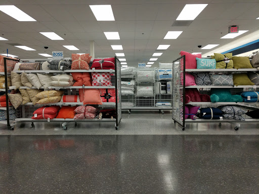 Clothing Store «Ross Dress for Less», reviews and photos, 581 Roosevelt Rd, Glen Ellyn, IL 60137, USA