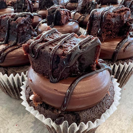 Cupcake Shop «Smallcakes: A Cupcakery of Naperville», reviews and photos, 115 E Ogden Ave #119, Naperville, IL 60563, USA