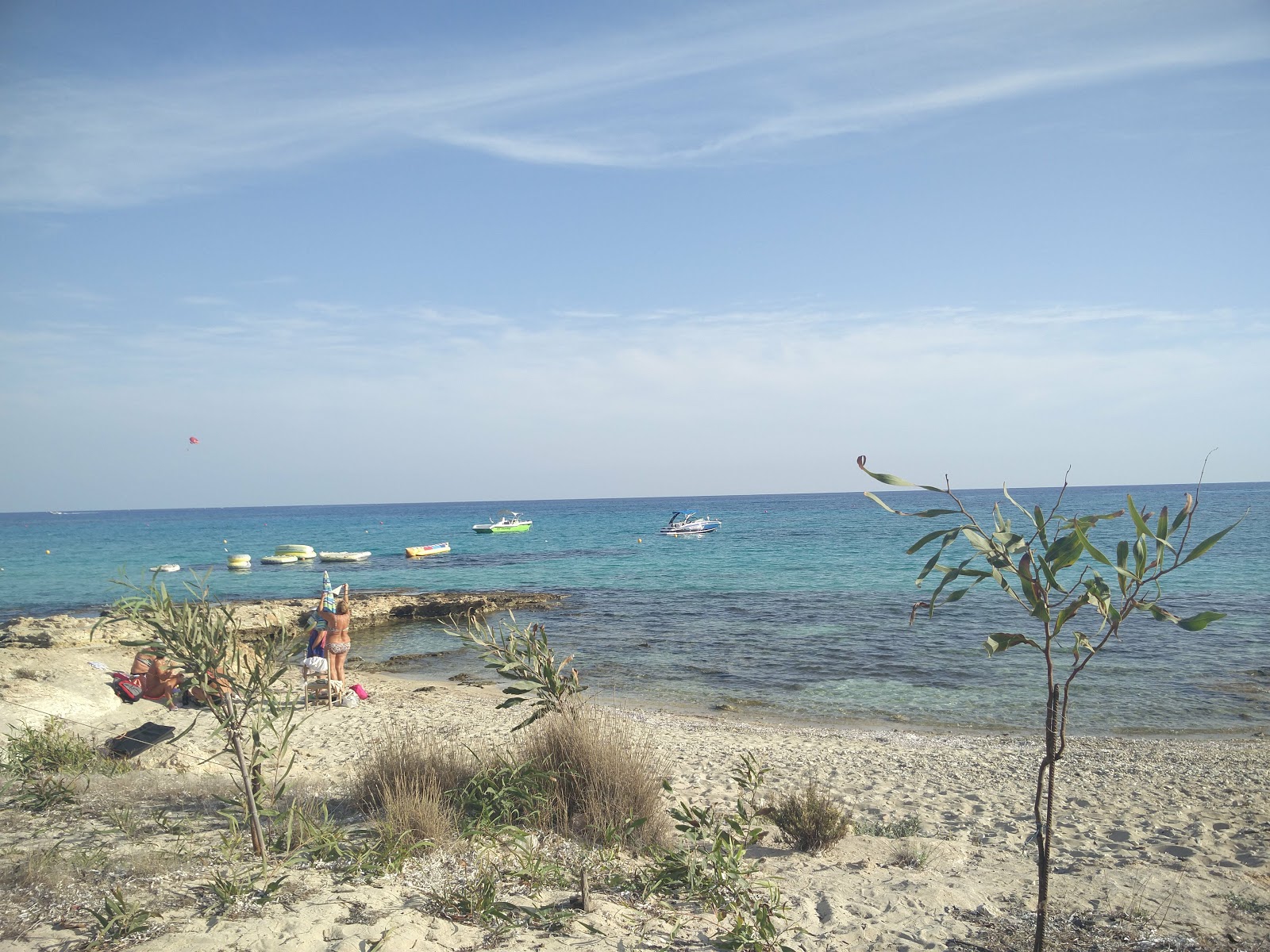 Zdjęcie Mikri Landa beach z powierzchnią beżowy piasek