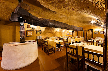 La Cueva. Bodega restaurante en Mucientes. Camino de Ampudia, s/n, 47194 Mucientes, Valladolid, España