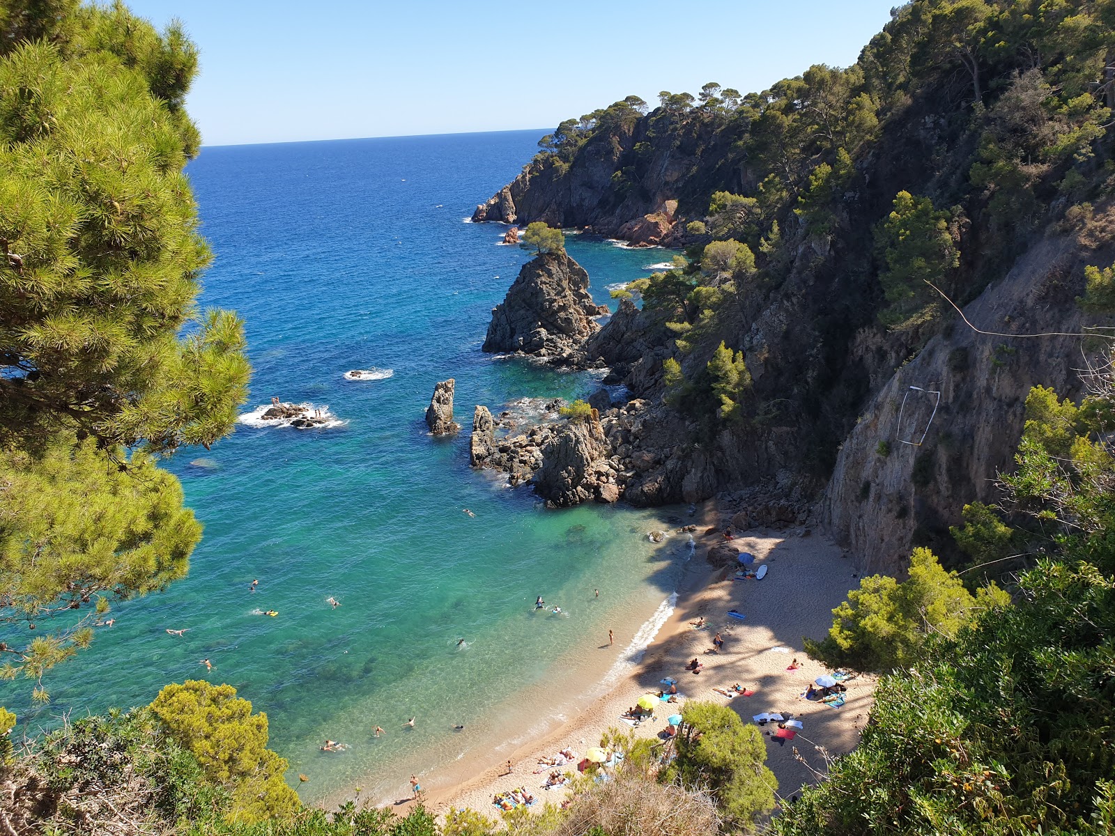 Foto di Spiaggia di El Golfet con una superficie del sabbia beige
