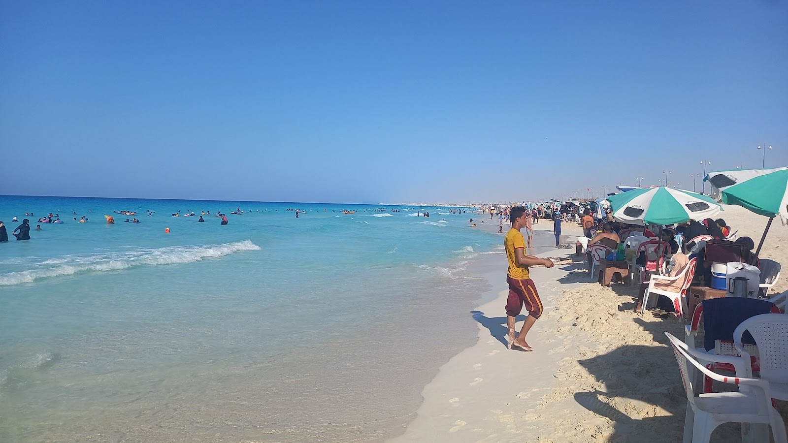Foto de Dora Al Abyad Beach - lugar popular entre os apreciadores de relaxamento