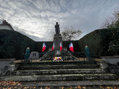 Monument aux Morts à Ayat-sur-Sioule