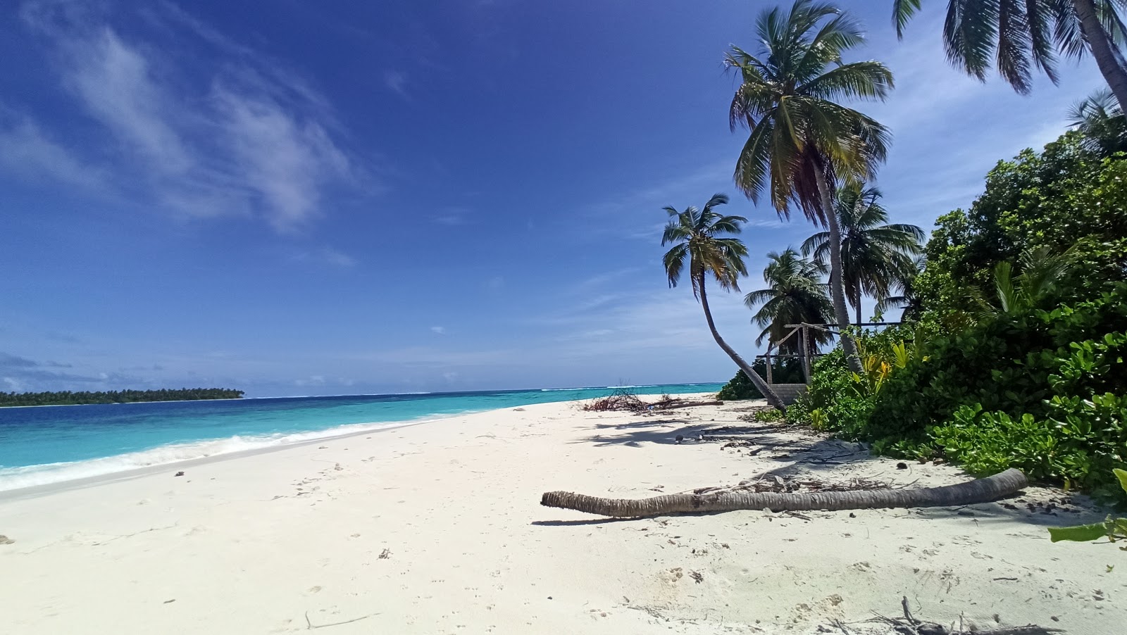 Foto av Faruhulhudhoo Beach med vit sand yta