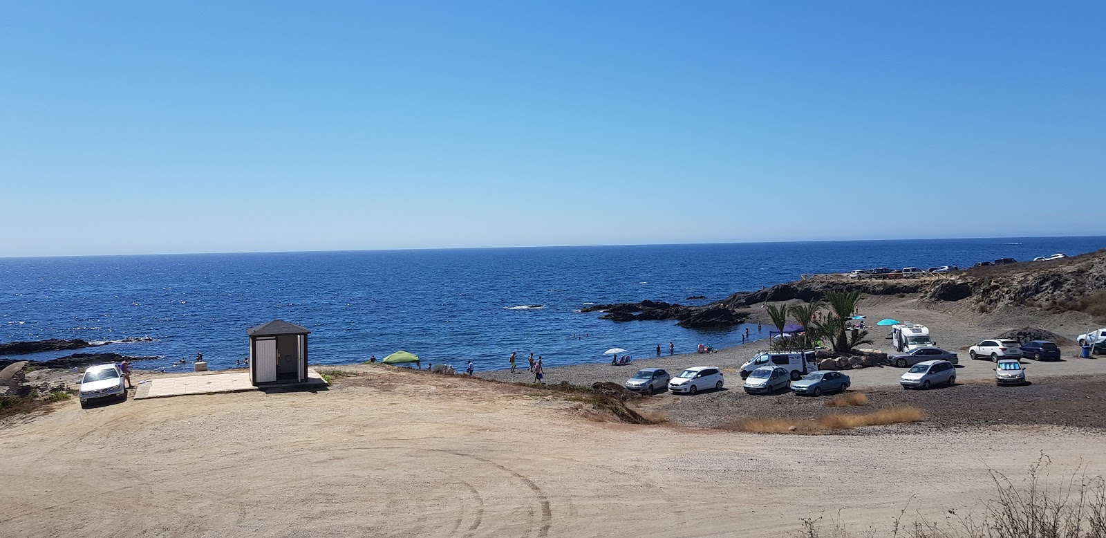 Photo de Playa la Dolores avec l'eau cristalline de surface