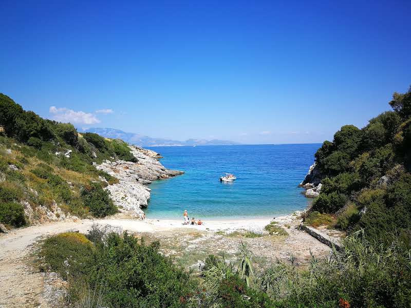 Photo de Climati beach situé dans une zone naturelle