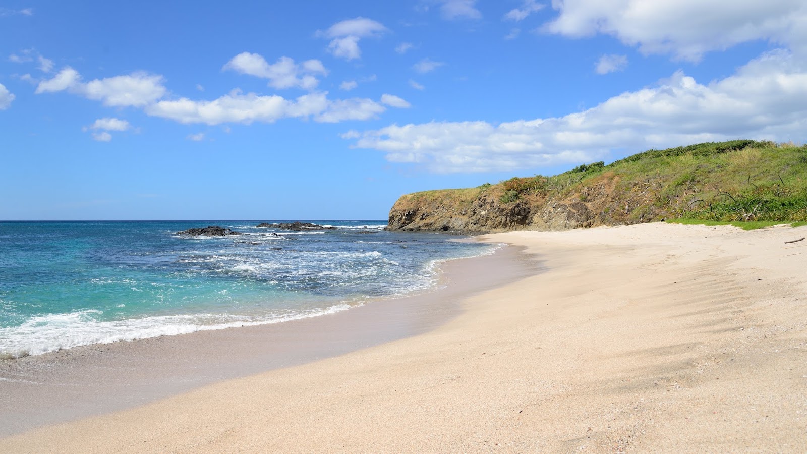 Foto de Playa Blanca com areia clara e rochas superfície