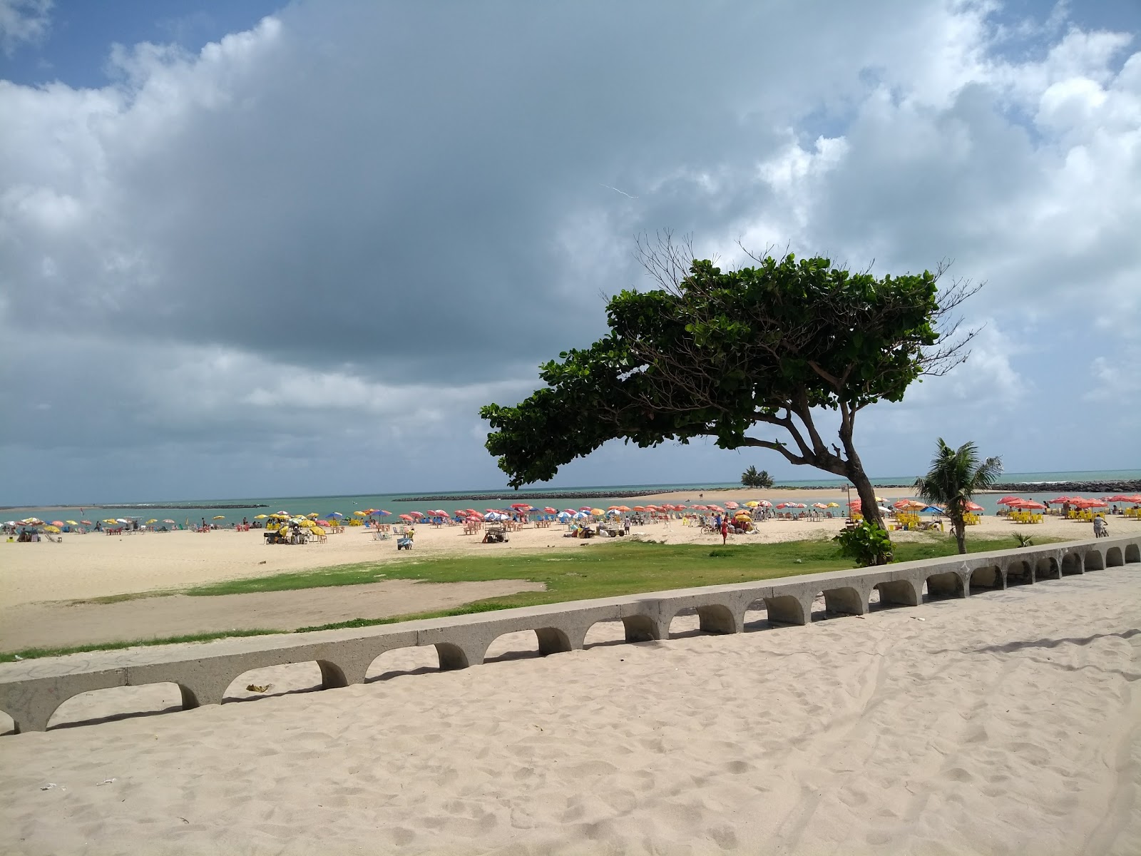 Foto di Praia do Quartel con una superficie del acqua cristallina