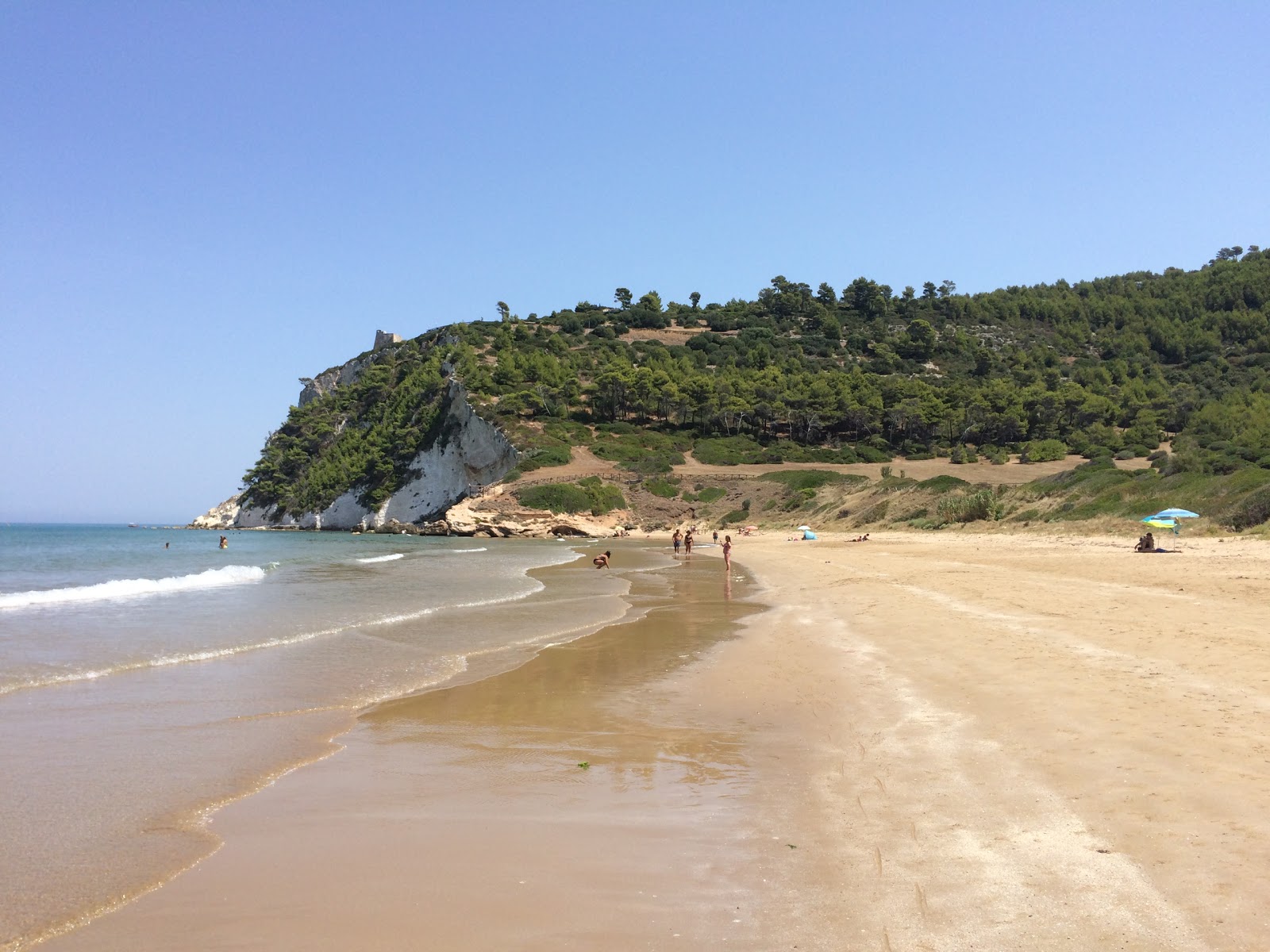 Foto de Baia Calenella - lugar popular entre os apreciadores de relaxamento