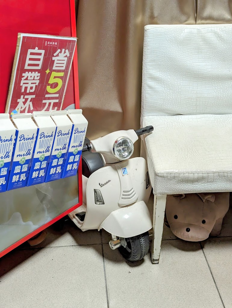 桃園必喝飲料：日出客棧茶飲-小農鮮奶/日出紅 茶/紅茶拿鐵/麥茶/宵夜手搖飲「深夜食堂飲品」（桃園大連店) 的照片