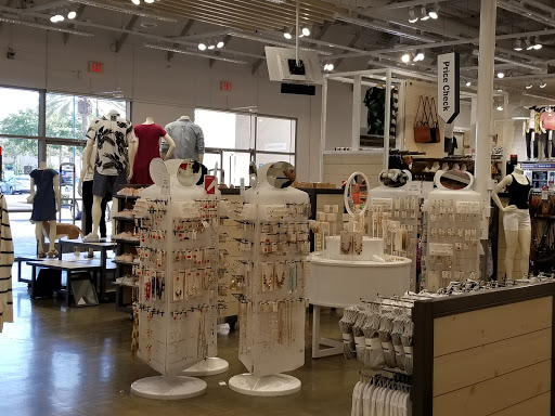 Clothing Store «Old Navy», reviews and photos, 901 S Coast Dr, Costa Mesa, CA 92626, USA