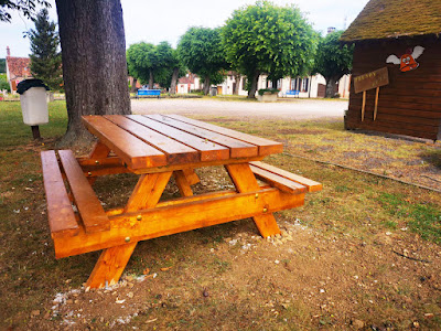 Aire de pique-nique Place-Saint Laurent à Charny-Orée-de-Puisaye