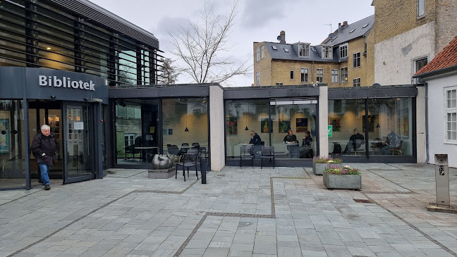 Anmeldelser af Lyngby-Taarbæk Bibliotekerne i Hørsholm - Bibliotek