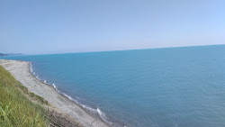 Photo de French Riviera beach avec rivage droit, long