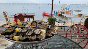 Photo n°6 de La Cabane Réveleau, degustation et huîtres à emporter - Le Canon à Lège-Cap-Ferret ()